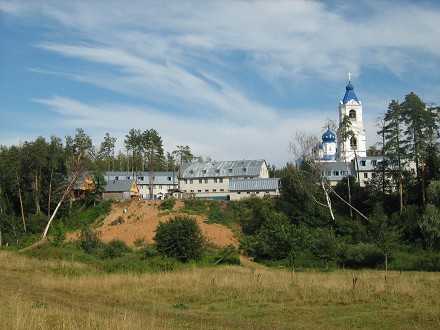 Вид на монастырь с берега реки Судогда